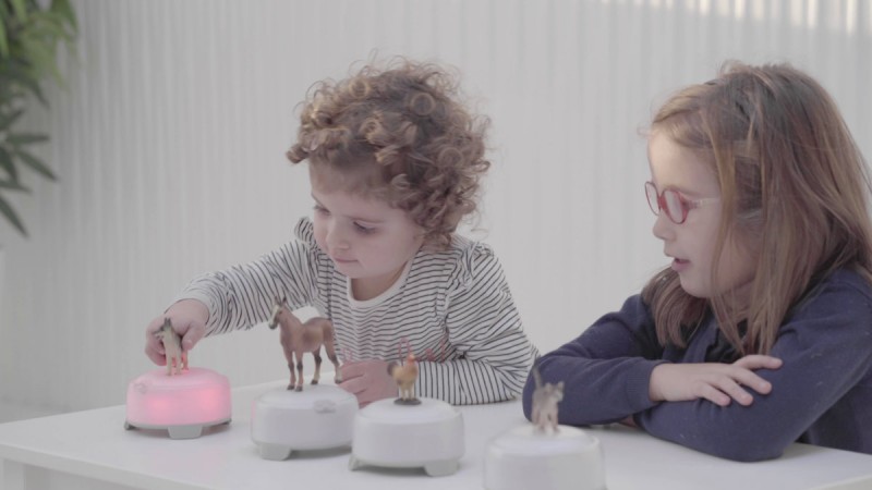 Niños jugando con animales de jugete