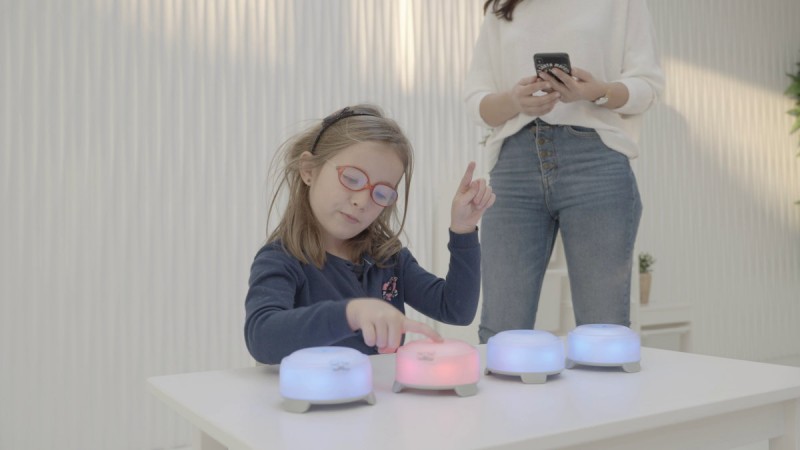 Niña jugando al modo de juego 'Memoria' 